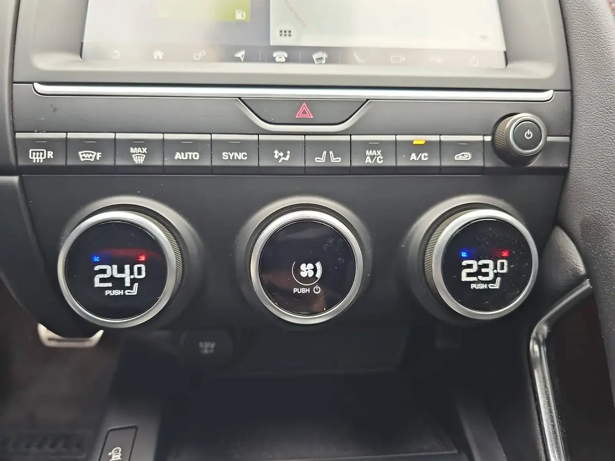 JAGUAR E-PACE D180 AUTO. R-DYNAMIC AWD NAVI LED LEDER WINTER 360