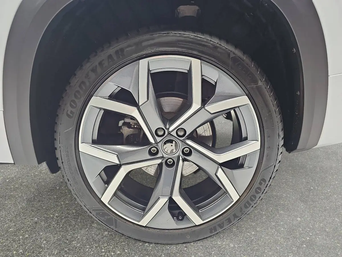 SKODA KODIAQ 1.5 TSI DSG SPORTLINE NAVI LED PANO 7-SITZE KAMERA