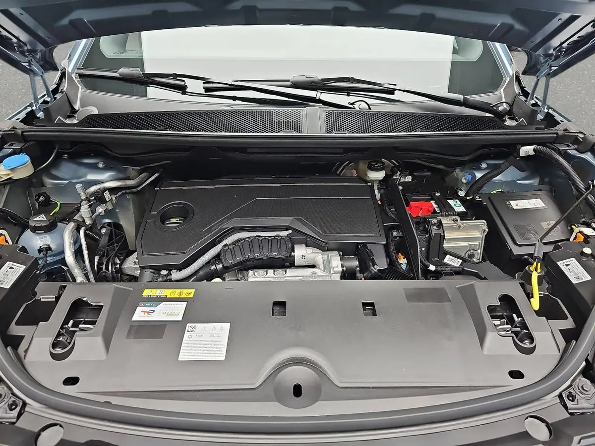 PEUGEOT 3008 1.2 HYBRID 145 E-DSC6 ALLURE LED DAB WINTER AHK LM