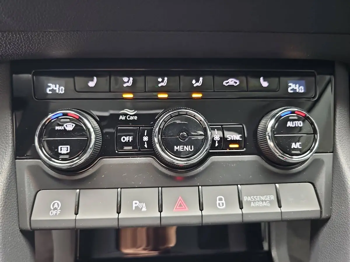 SKODA KAROQ 2.0 TDI DSG DRIVE NAVI LED AHK LM