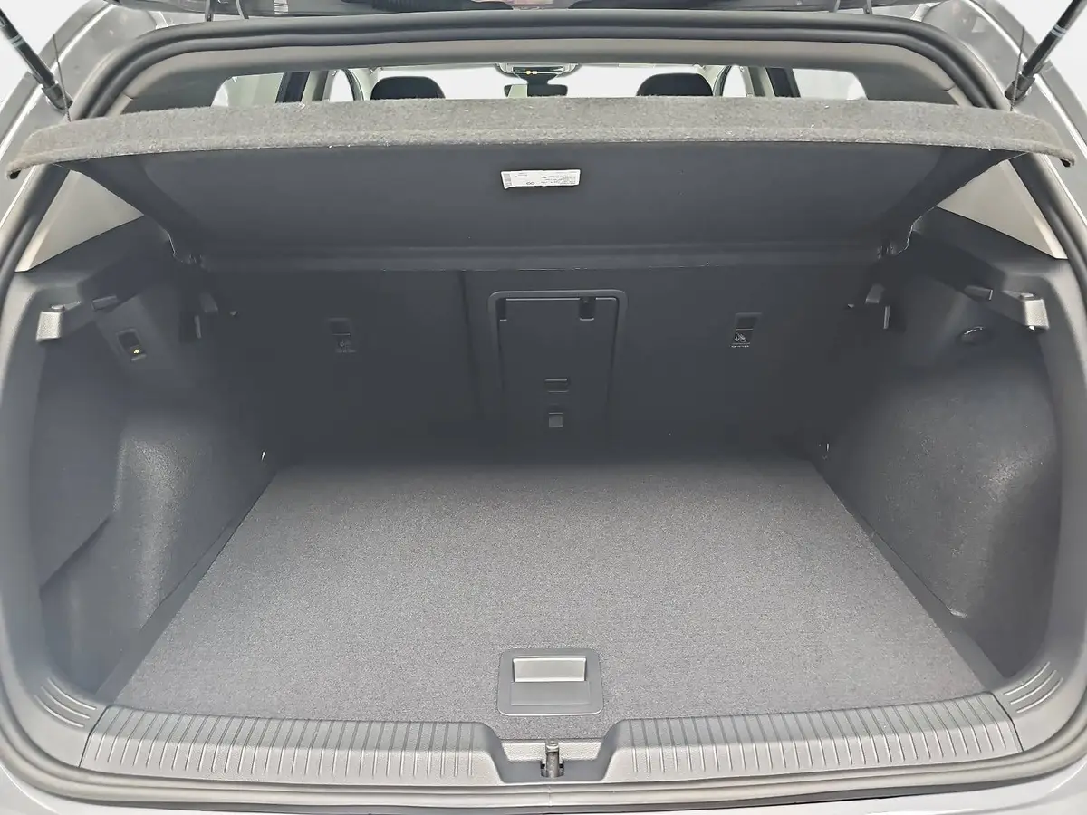 VW GOLF VIII 1.5 TSI LIFE LED ACC KAMERA AHK LM17