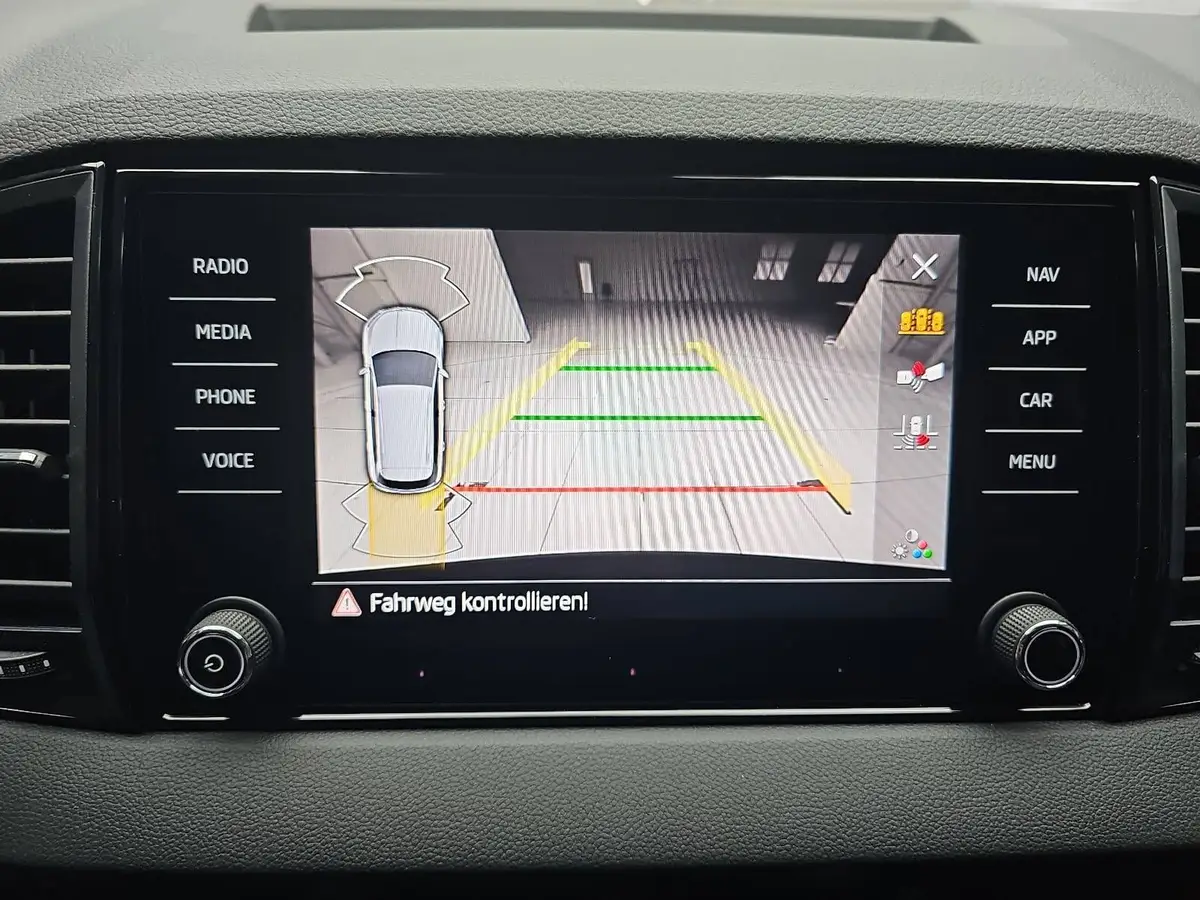 SKODA KAROQ 1.5 TSI DSG 130 JAHRE LED KLIMAAUTO SMARTLINK PDC 
