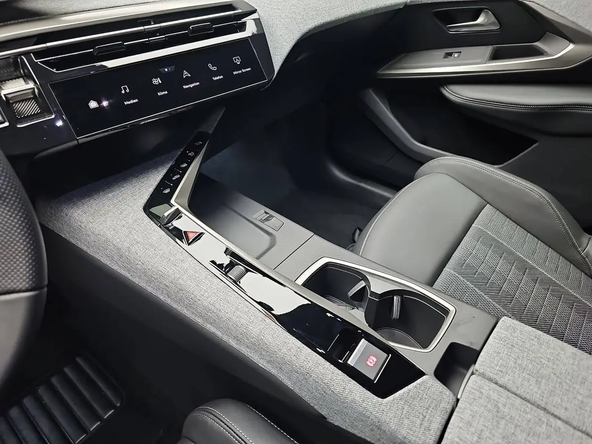 PEUGEOT 3008 1.2 HYBRID 145 E-DSC6 GT NAVI KLIMA LED AHK LM19