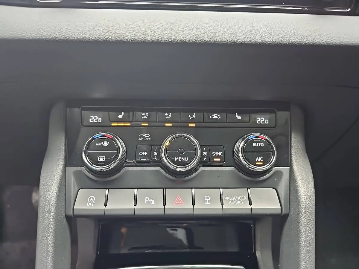 SKODA KAROQ 1.5 TSI DSG SELECTION LED ACC AHK