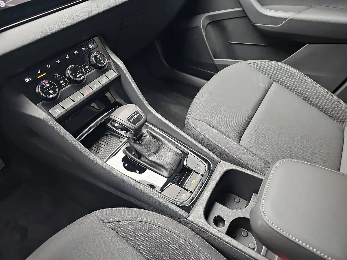 SKODA KAROQ 1.5 TSI DSG SELECTION LED ACC AHK