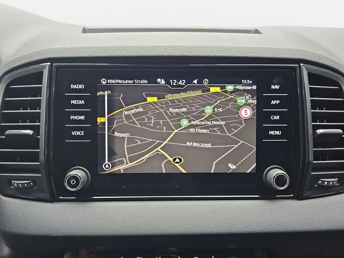 SKODA KAROQ 1.5 TSI DSG SELECTION LED ACC AHK