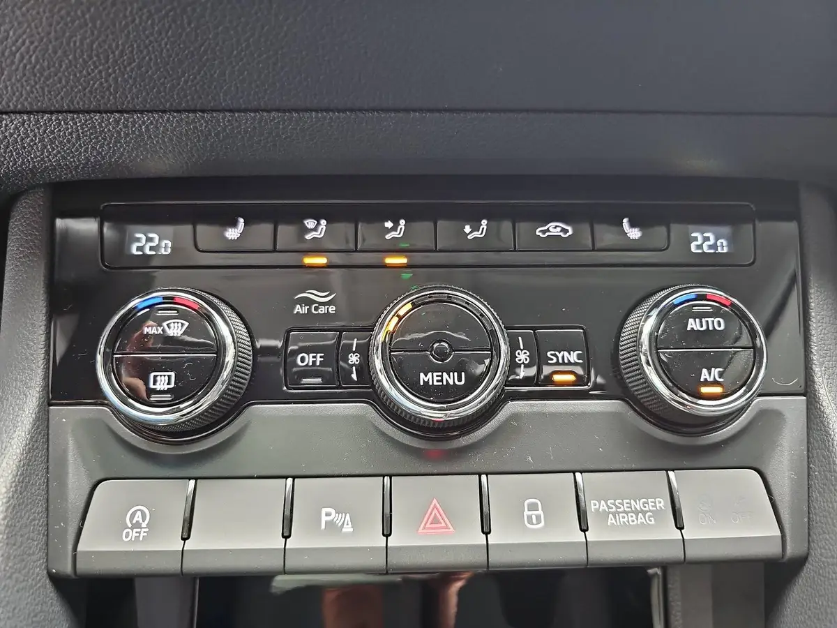 SKODA KAROQ 1.5 TSI DSG SELECTION NAVI LED ACC WINTER KAMERA A