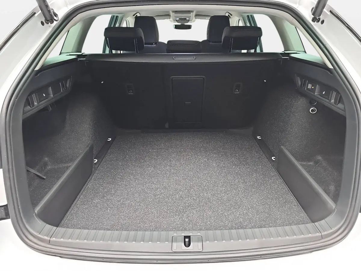 SKODA OCTAVIA COMBI 1.5 TSI ETEC DSG SELECTION NAVI LED ACC WINTER KA