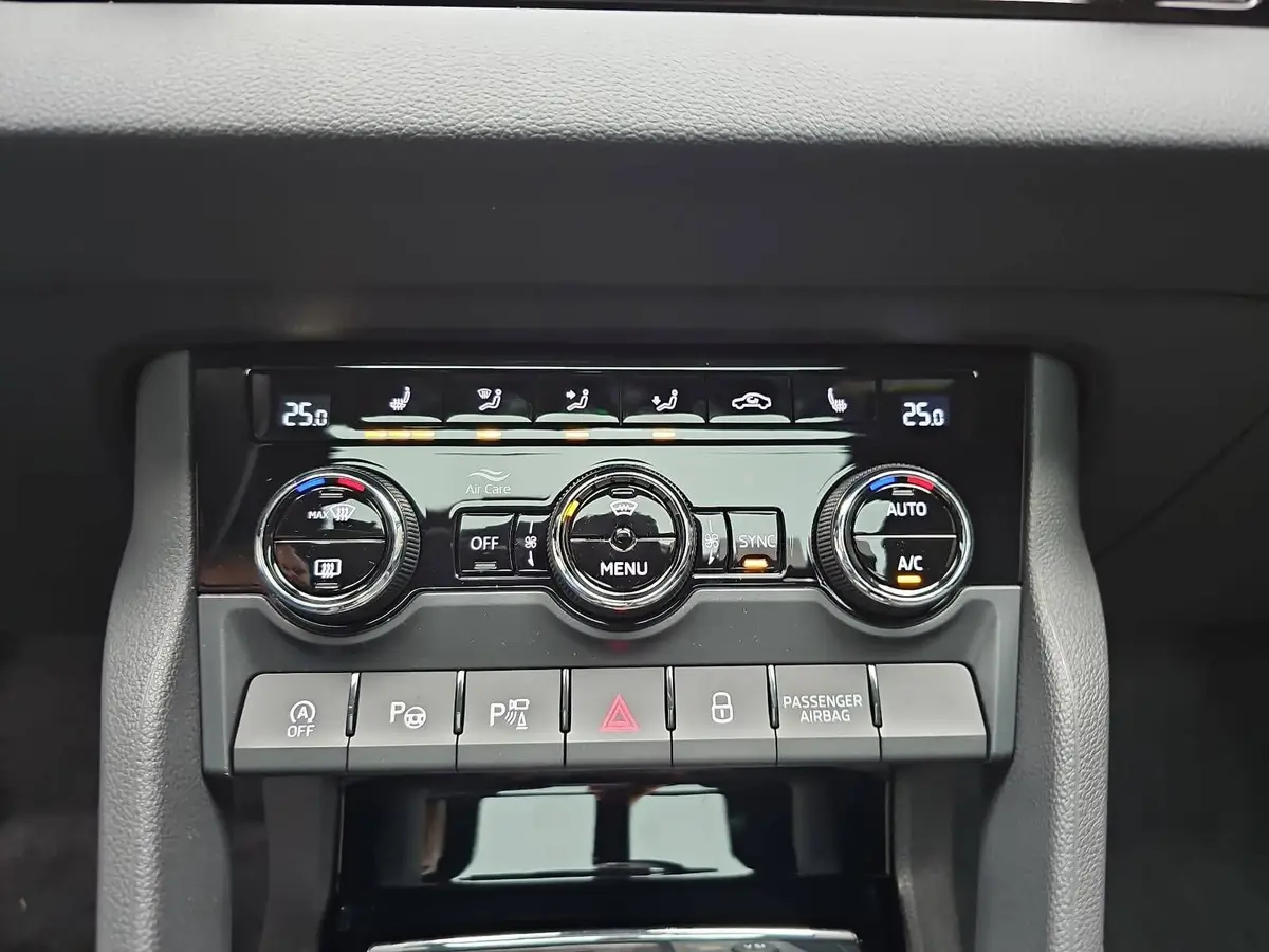 SKODA KAROQ 1.5 TSI DSG SPORTLINE NAVI LED-MATRIX PANO CANTON 