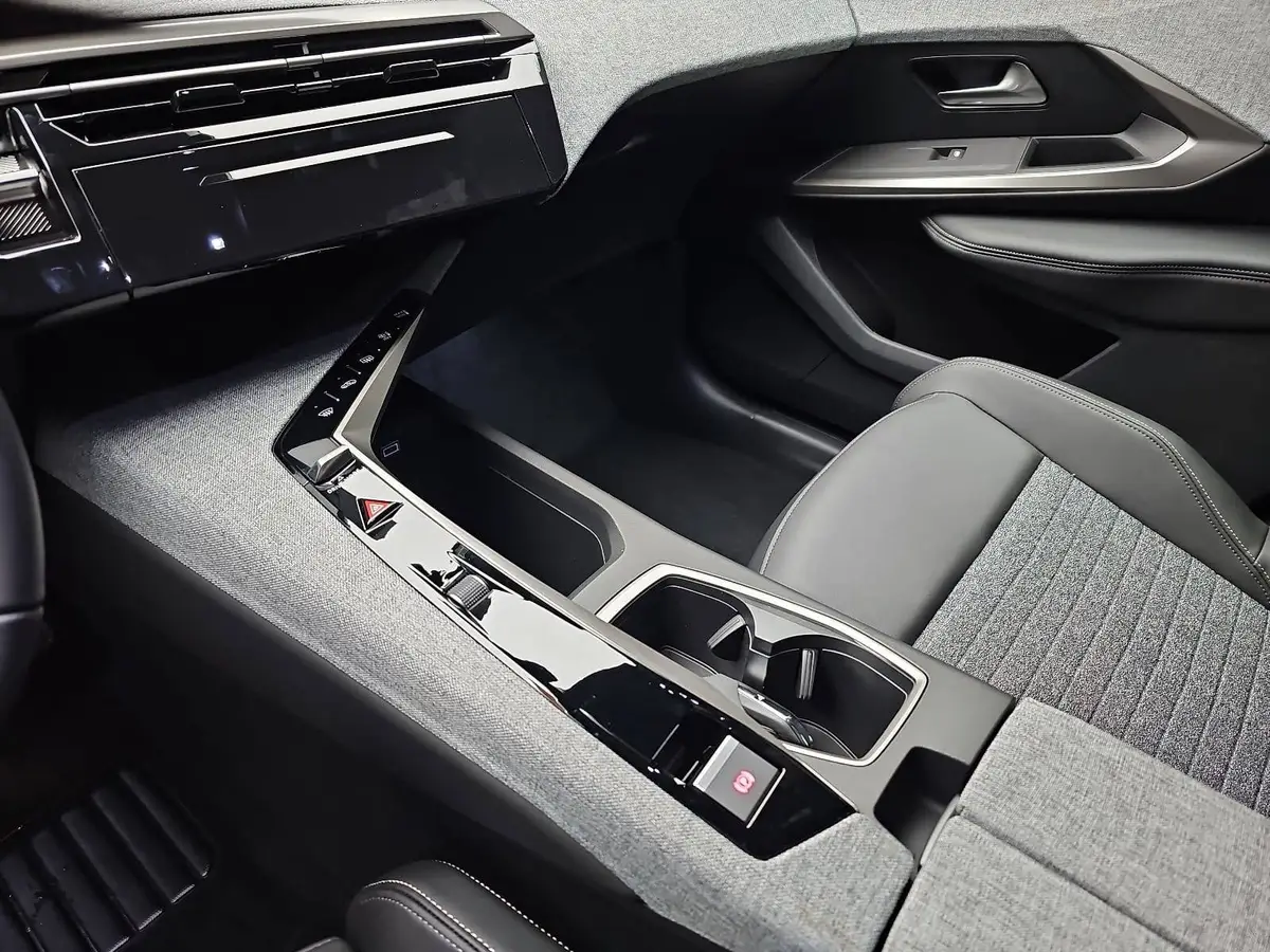 PEUGEOT 3008 1.2 HYBRID 145 E-DSC6 ALLURE LED DAB WINTER AHK LM