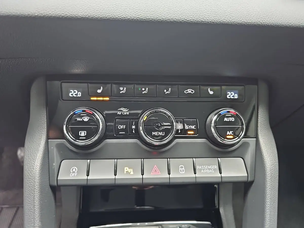 SKODA KAROQ 1.5 TSI DSG 130 JAHRE LED DAB SICHT WINTER EL.HECK