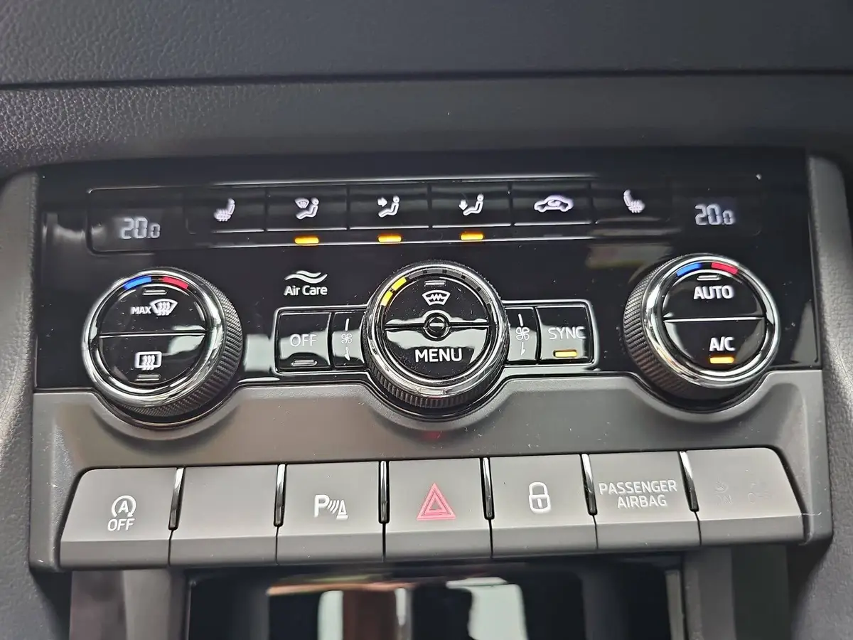 SKODA KAROQ 2.0 TSI DSG SPORTLINE 4X4 AHK PANO