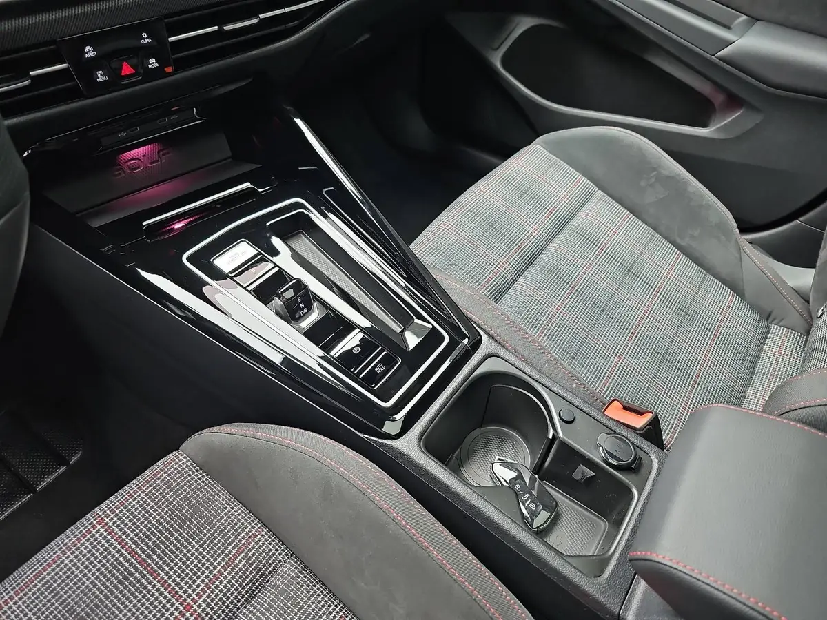 VW GOLF VIII 2.0 TSI DSG GTI NAVI LED HUD ACC DCC PANO BLA