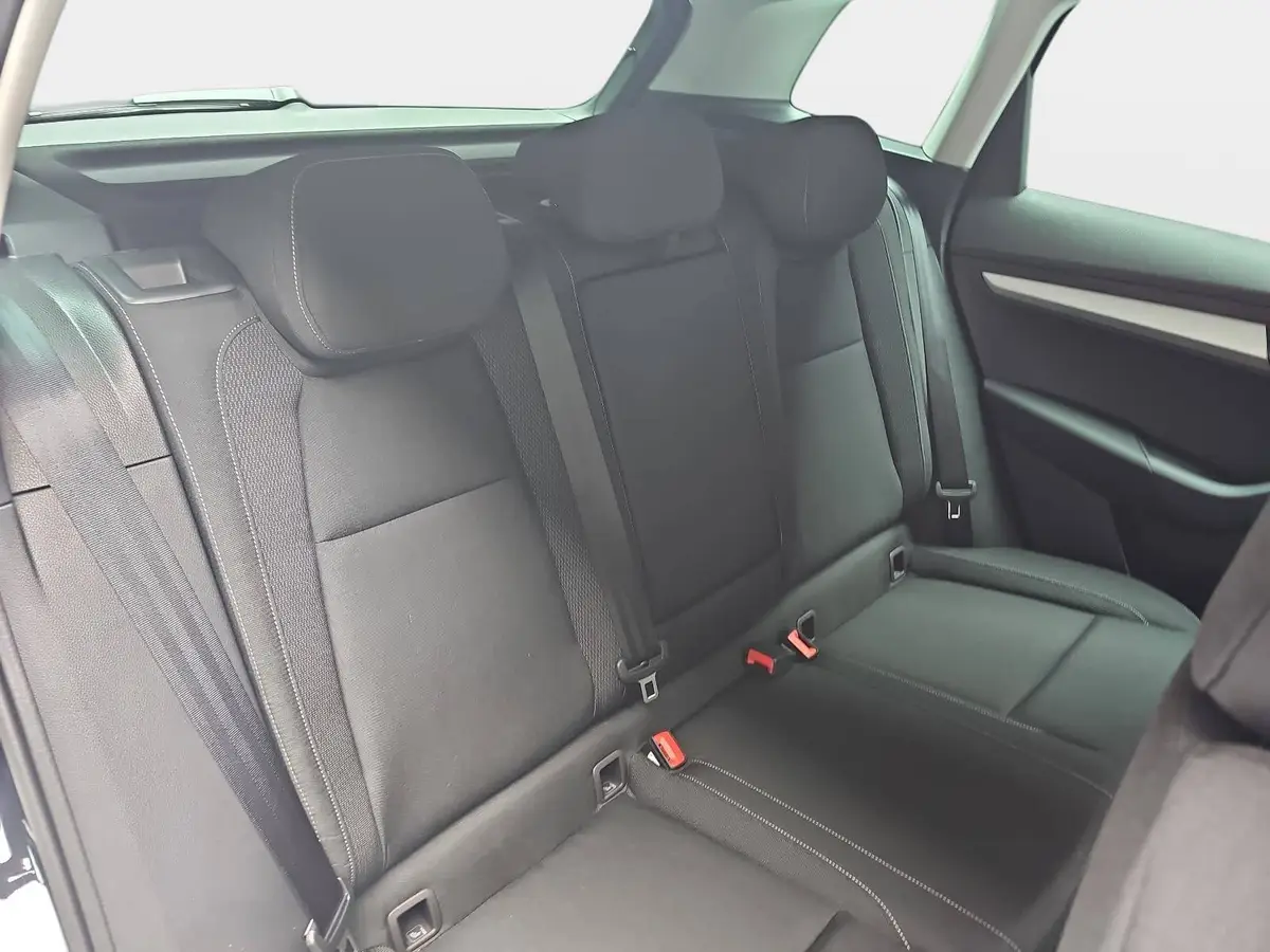 SKODA KAROQ 1.5 TSI DSG SELECTION LED ACC AHK