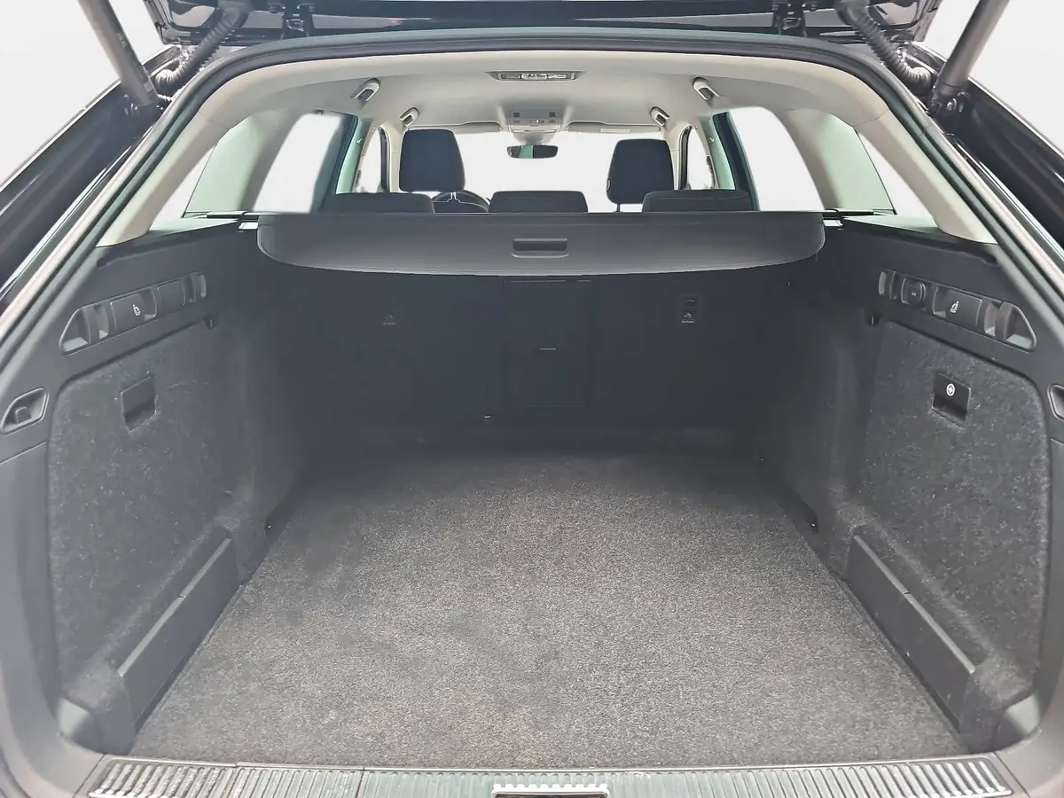 SKODA SUPERB COMBI 2.0 TDI DSG STYLE NAVI LED AHK
