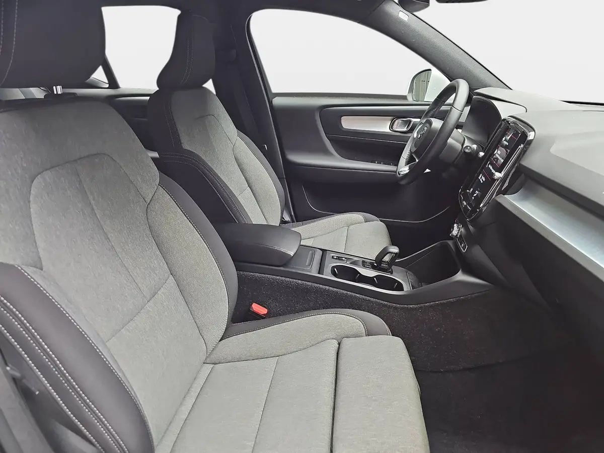 VOLVO XC40 T2 2WD AUTO. CORE NAVI LED EL.HECKKL. PDC KAMERA L