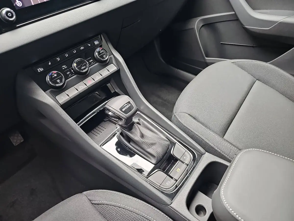SKODA KAROQ 1.5 TSI DSG SELECTION LED ACC AHK