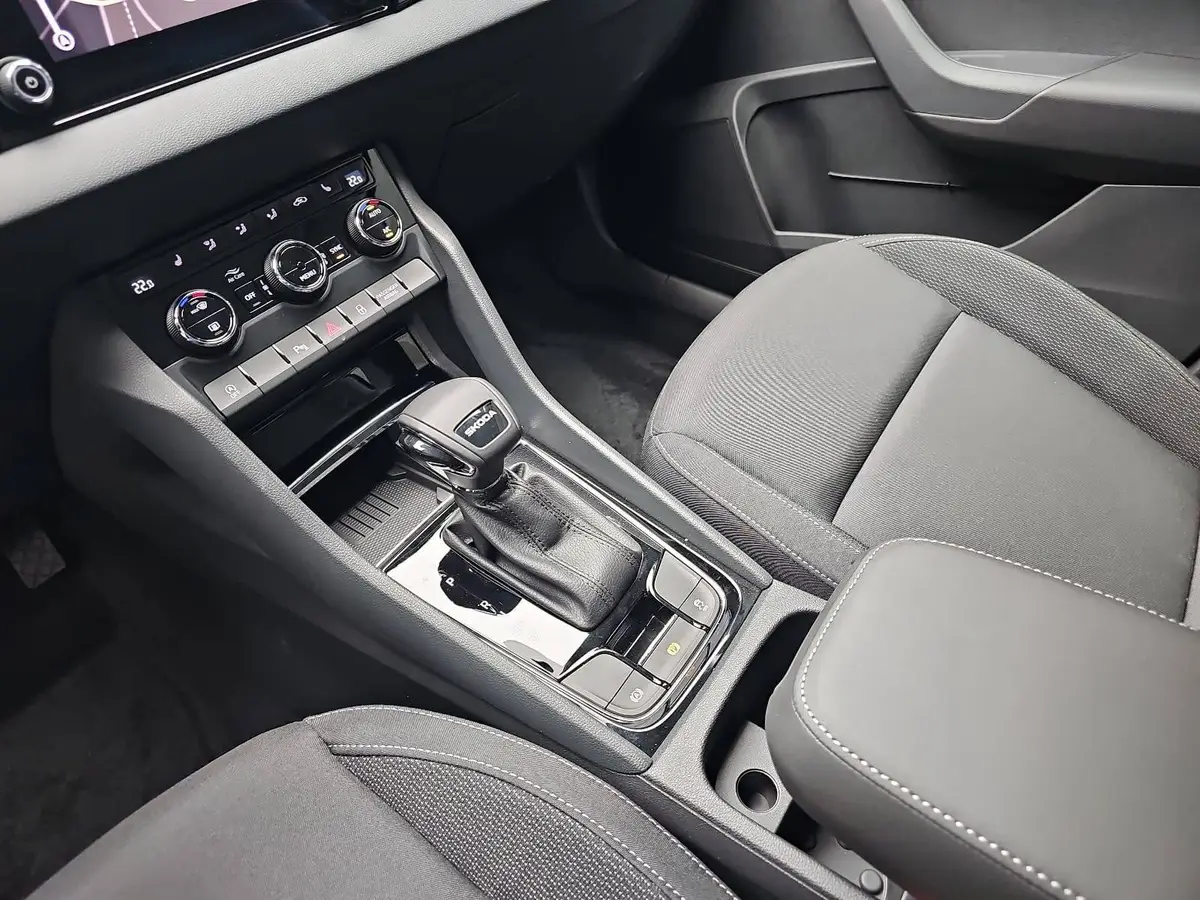 SKODA KAROQ 1.5 TSI DSG DRIVE NAVI LED AHK LM