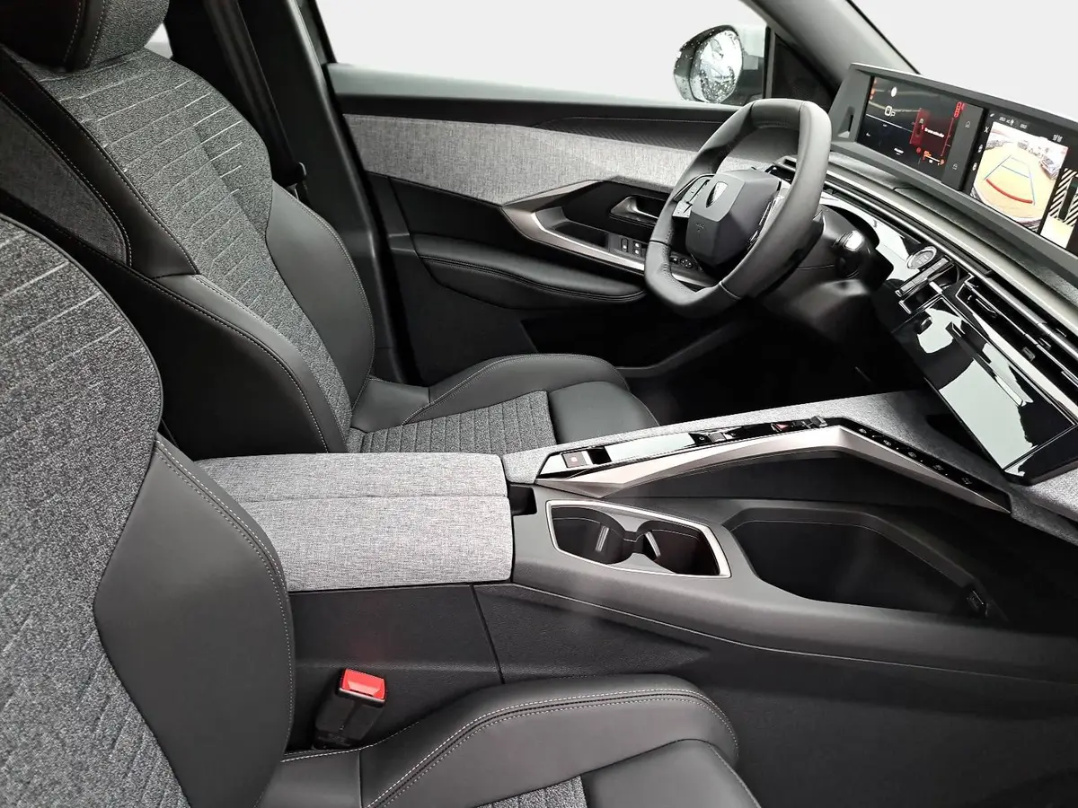 PEUGEOT 3008 1.2 HYBRID 145 E-DSC6 ALLURE LED DAB WINTER AHK LM