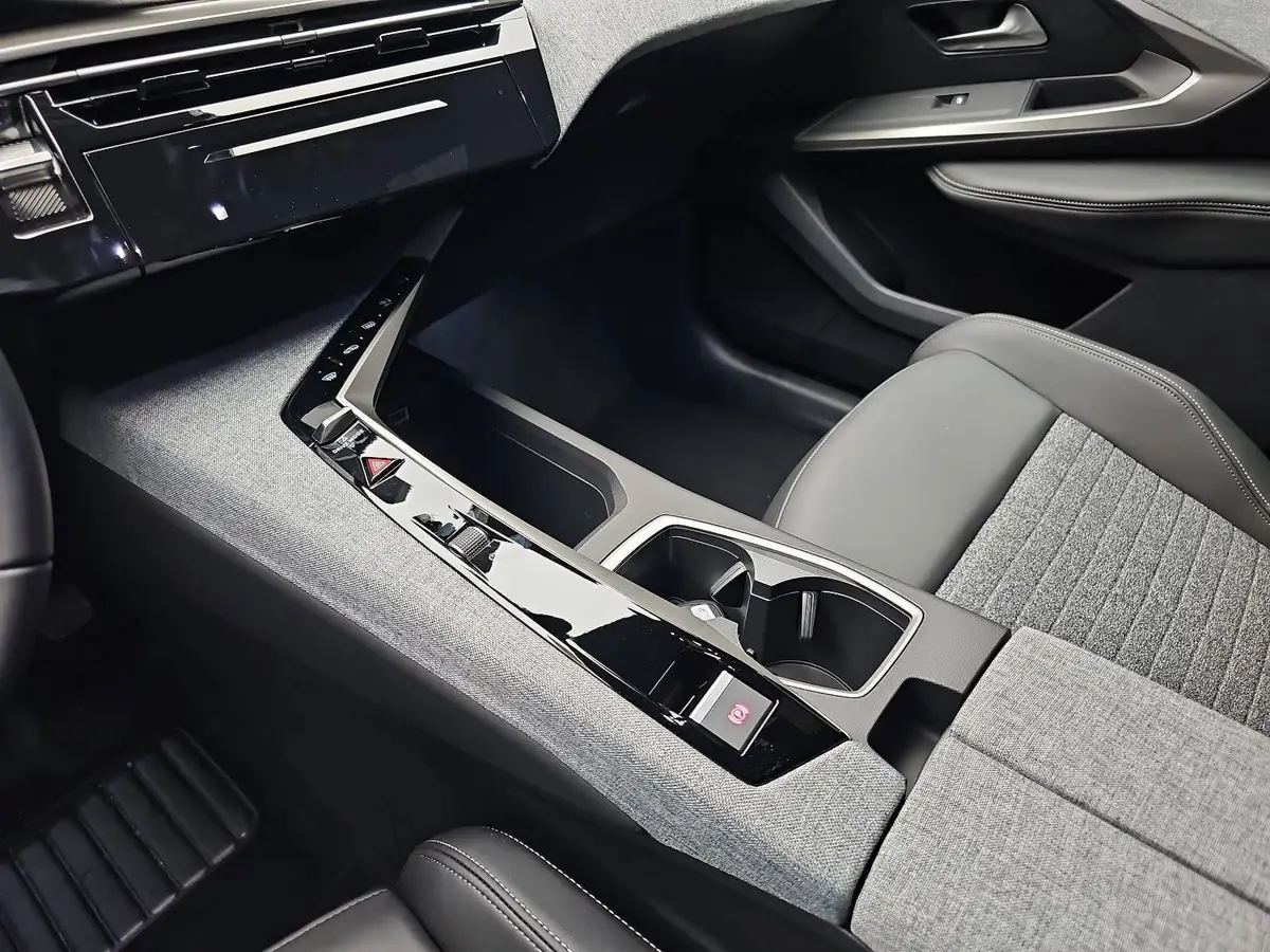 PEUGEOT 3008 1.2 HYBRID 145 E-DSC6 ALLURE LED WINTER AHK LM
