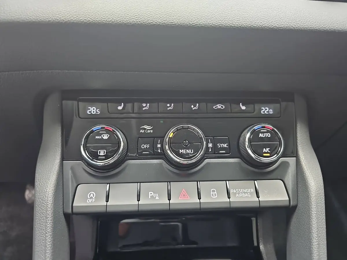 SKODA KAROQ 1.5 TSI DSG FAMILY LED KAMERA LM17