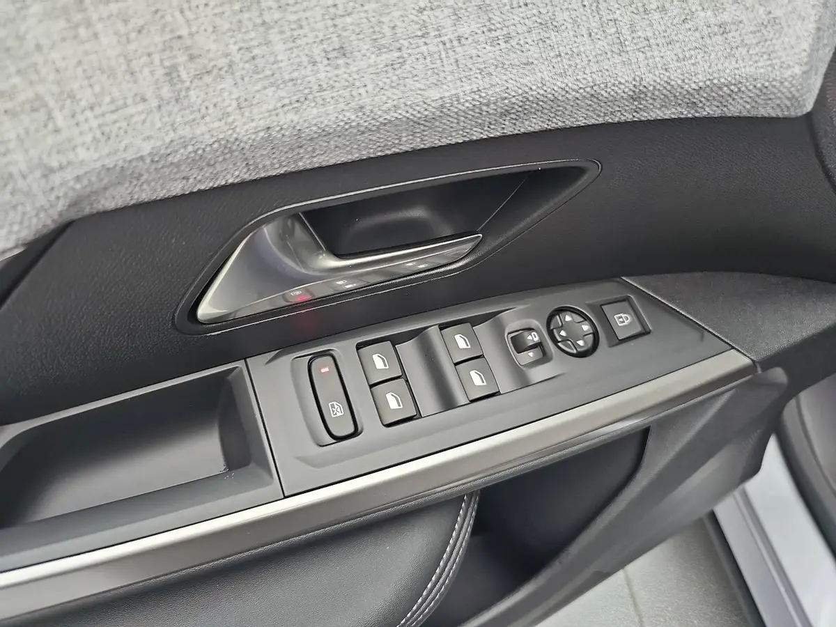 PEUGEOT 5008 1.2 HYBRID 145 E-DSC6 ALLURE KLIMA LED 7-S DAB 360