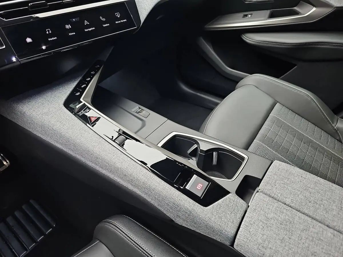 PEUGEOT 3008 1.2 HYBRID 145 E-DSC6 GT NAVI KLIMA LED AHK LM19