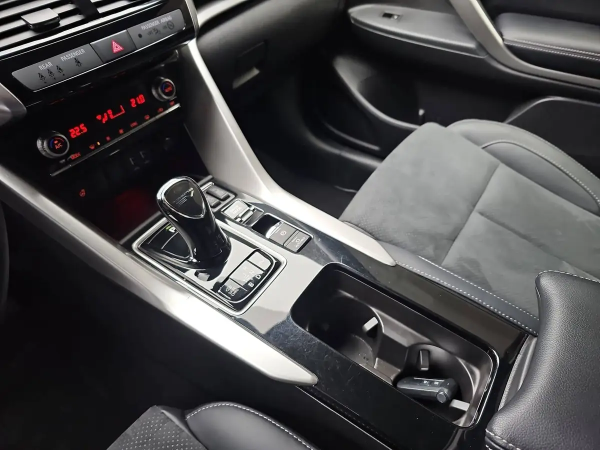 MITSUBISHI ECLIPSE CROSS 2.4 MIVEC PHEV CVT SELECT NAVI LED STANDH. 360° LM