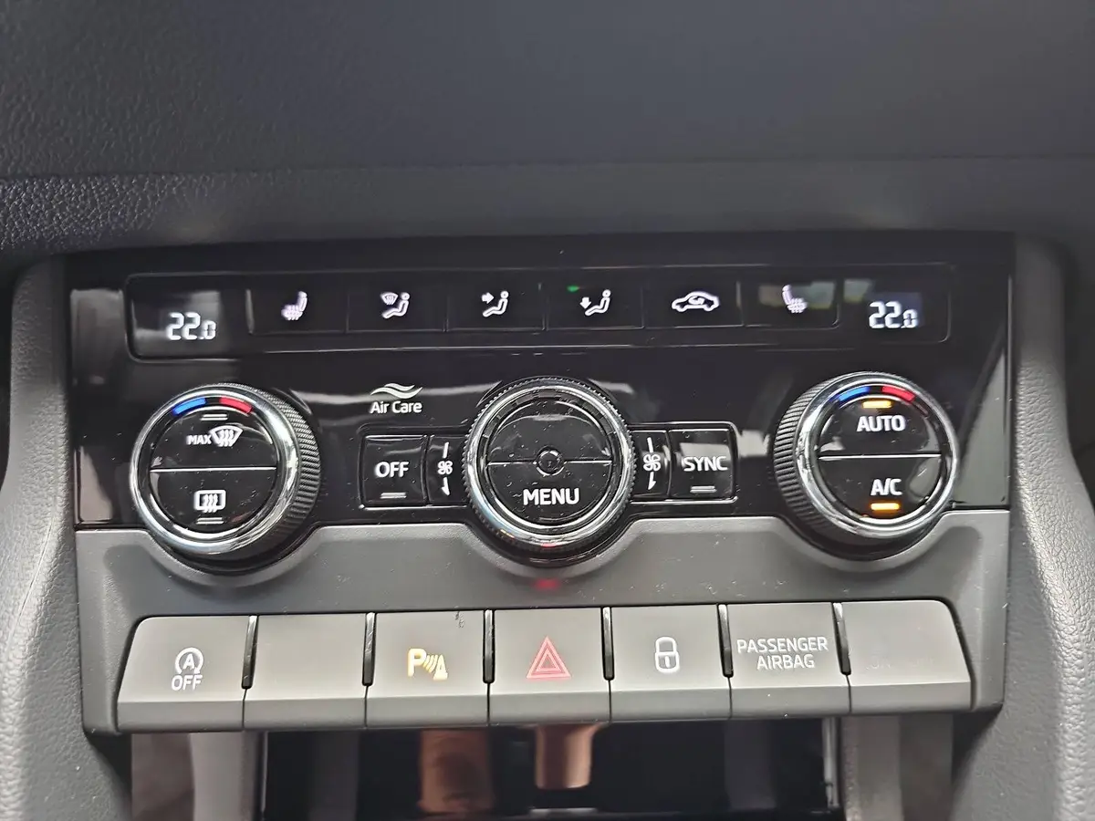 SKODA KAROQ 2.0 TSI DSG SPORTLINE 4X4 NAVI LED ACC KAMERA AHK 