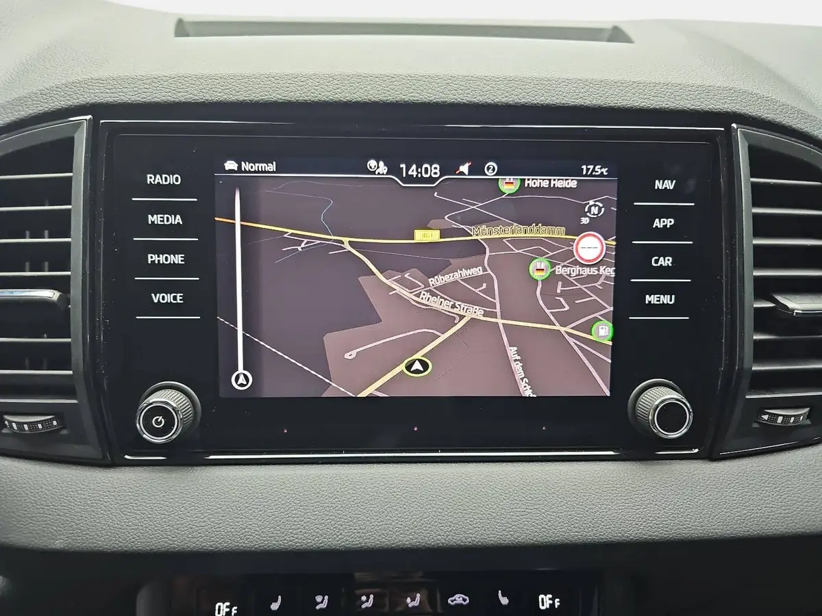 SKODA KAROQ 2.0 TSI DSG SPORTLINE 4X4 AHK PANO