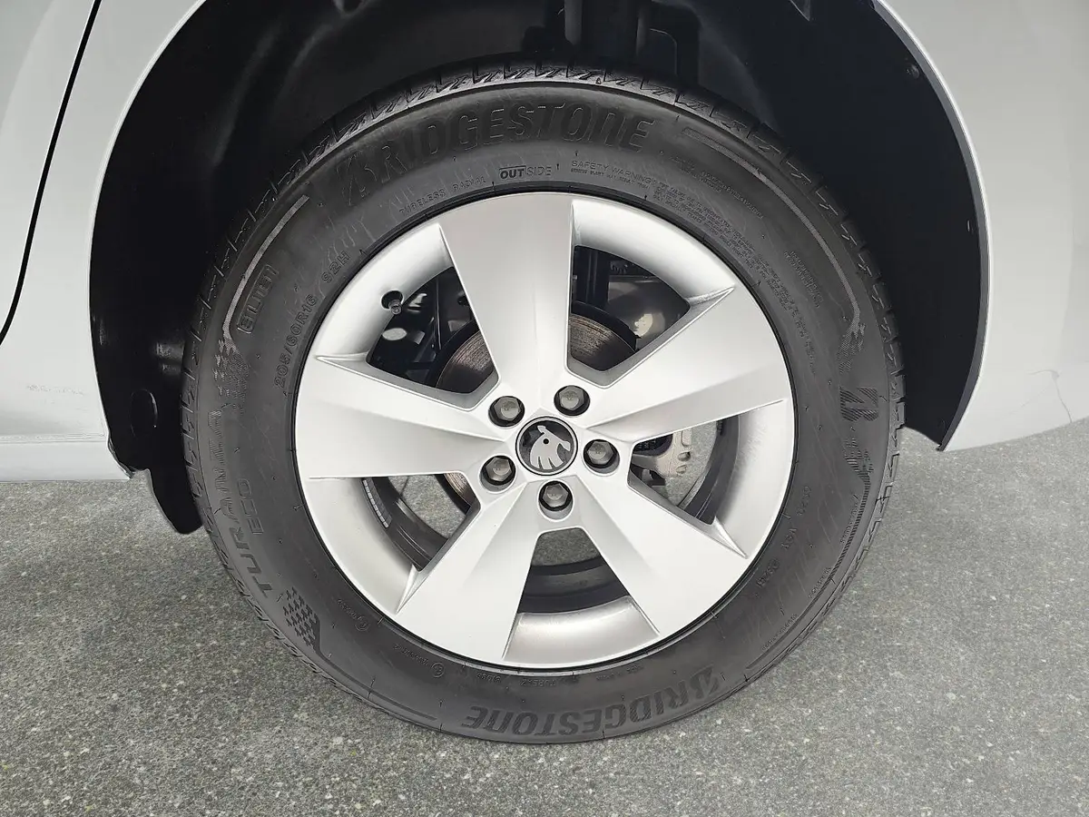 SKODA KAMIQ 1.0 TSI DSG 130 JAHRE LED KLIMAUTO WINTER SICHT KA