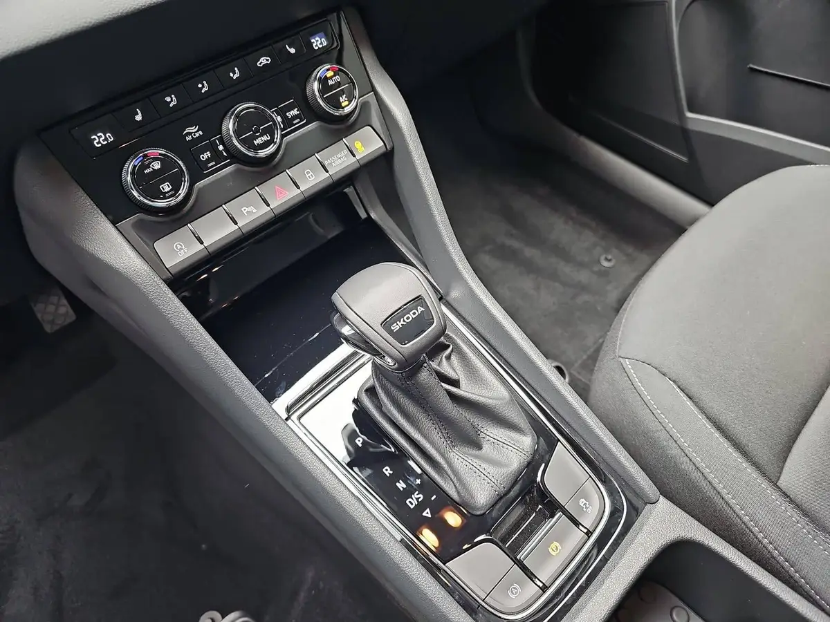 SKODA KAROQ 1.5 TSI DSG SELECTION LED ACC AHK