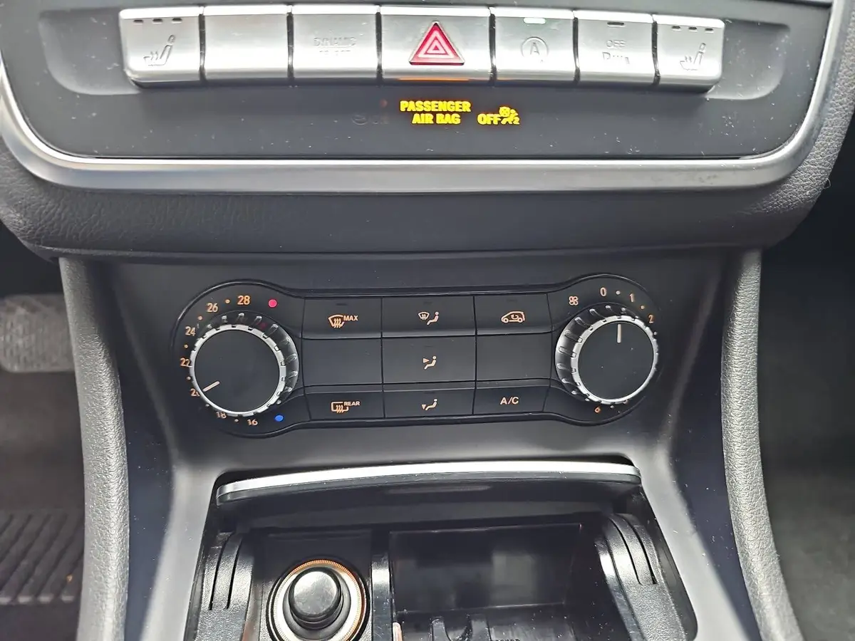 MERCEDES-BENZ GLA 180 DCT URBAN WINTER GRA AHK