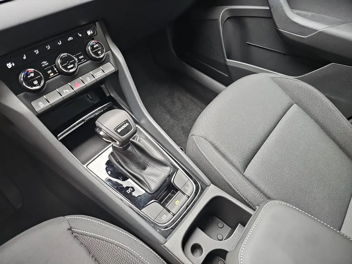 SKODA KAROQ 1.5 TSI DSG 130 JAHRE LED KLIMAAUTO WINTER SICHT K