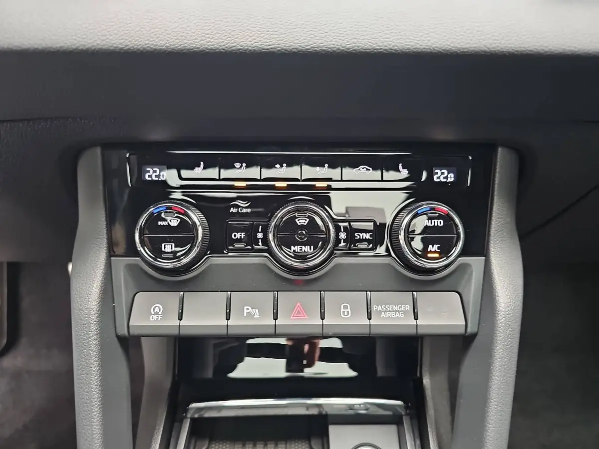 SKODA KAROQ 2.0 TSI DSG SPORTLINE 4X4 AHK PANO