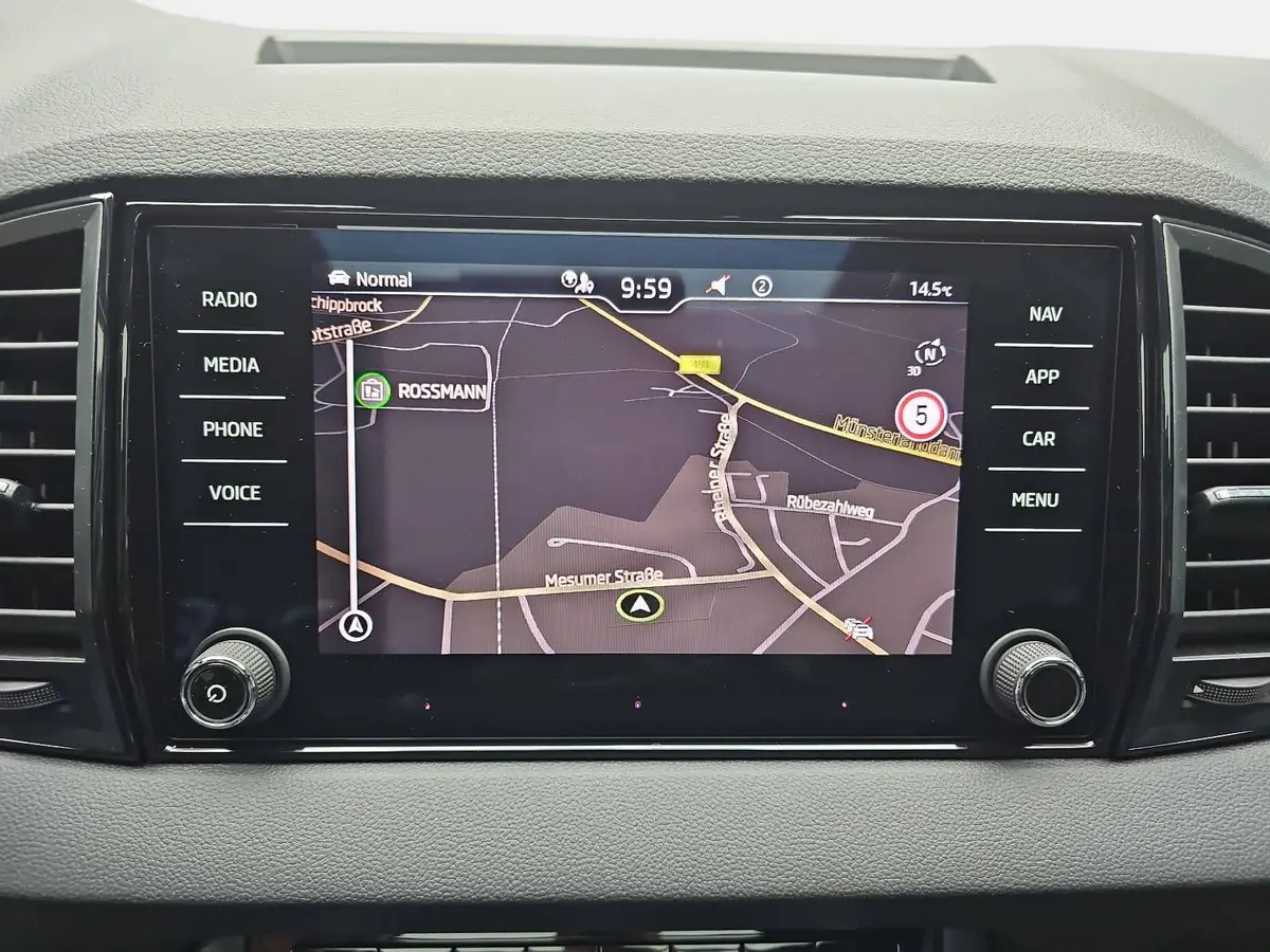 SKODA KAROQ 2.0 TDI DSG SPORTLINE DCC ACC PANO