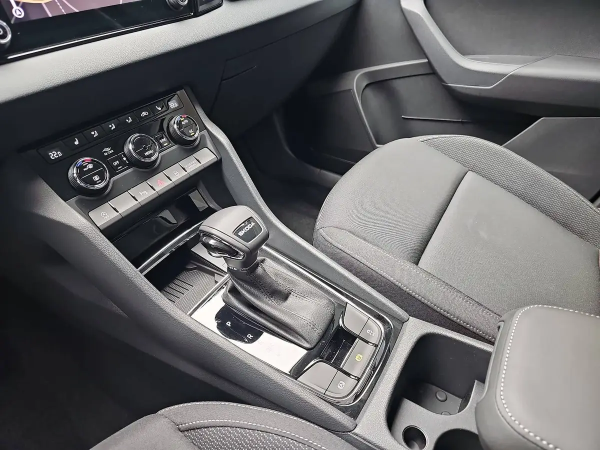 SKODA KAROQ 2.0 TDI DSG DRIVE NAVI LED AHK LM
