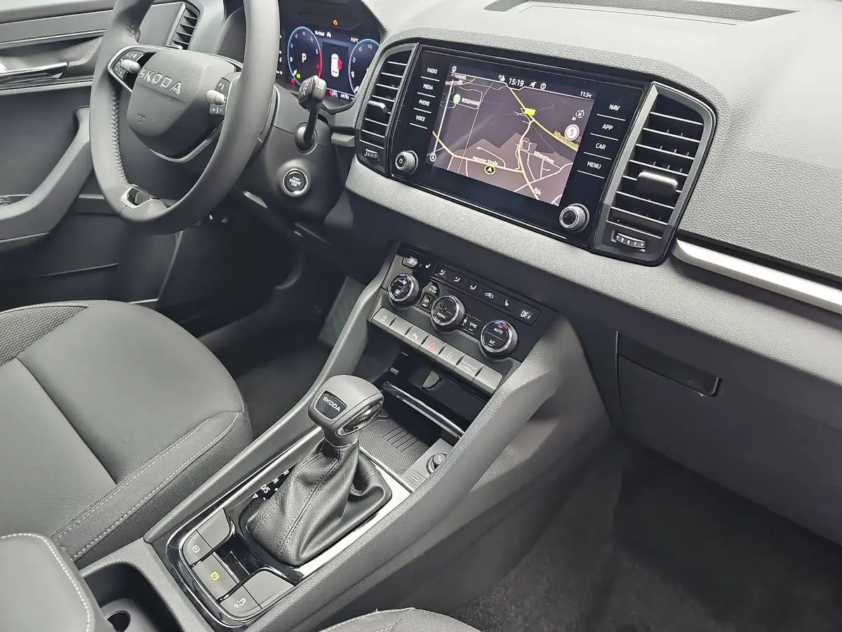 SKODA KAROQ 1.5 TSI DSG SELECTION LED ACC AHK