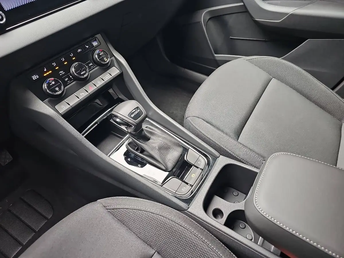 SKODA KAROQ 1.5 TSI DSG 130 JAHRE LED KLIMAAUTO SMARTLINK PDC 