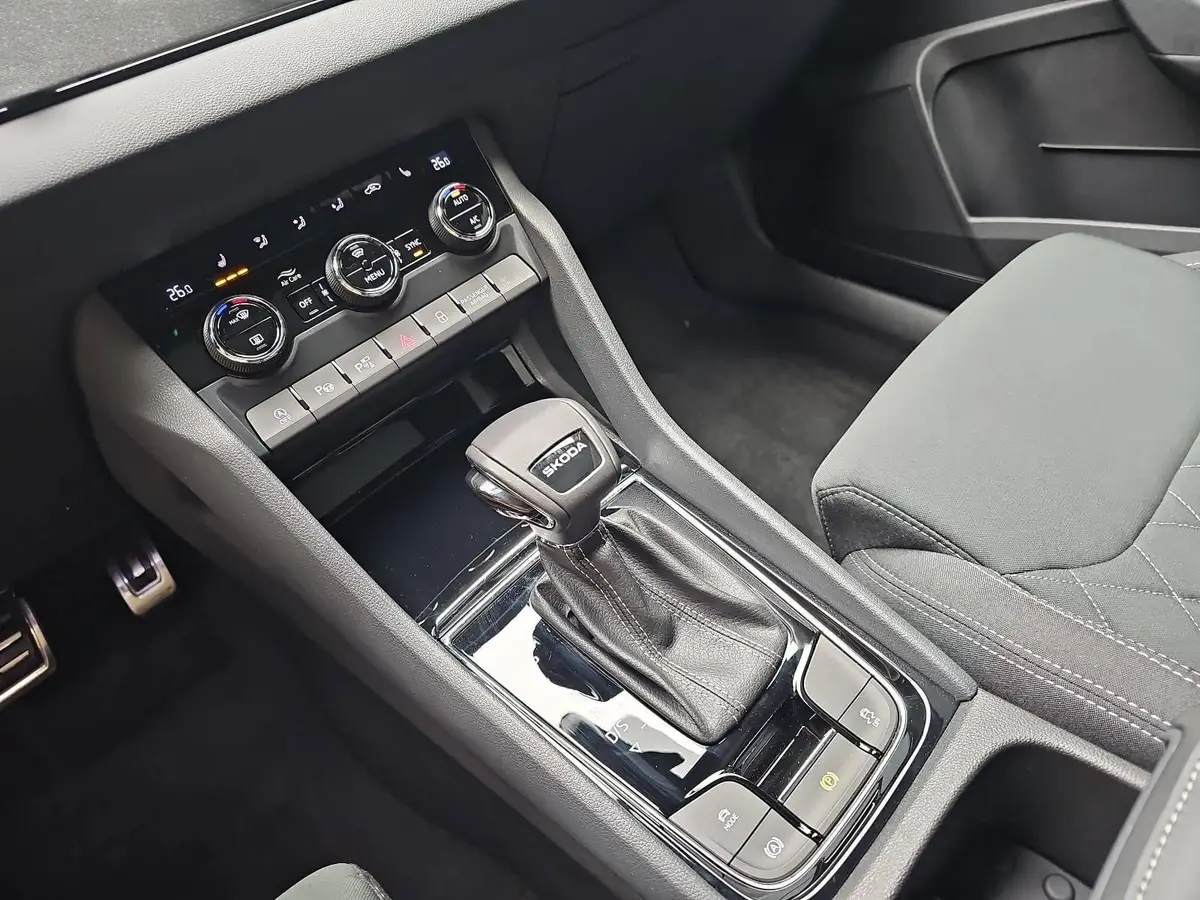 SKODA KAROQ 1.5 TSI DSG SPORTLINE NAVI LED-MATRIX PANO WINTER 