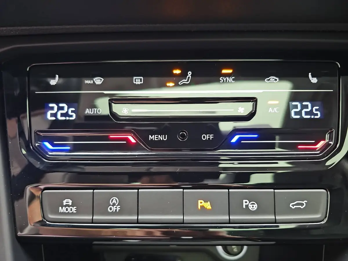 VW TOURAN 1.5 TSI DSG HIGHLINE R-LINE NAVI LED ACC PANO KAME