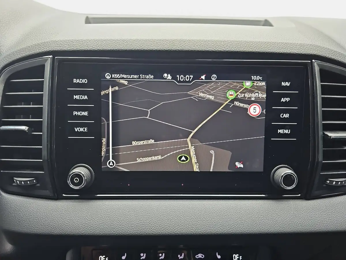 SKODA KAROQ 1.5 TSI DSG SELECTION LED ACC AHK