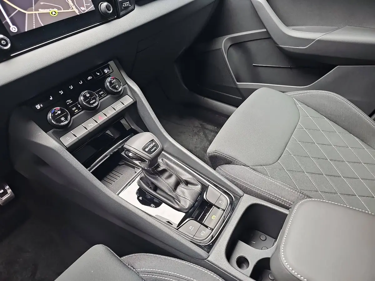 SKODA KAROQ 2.0 TSI DSG SPORTLINE 4X4 AHK PANO