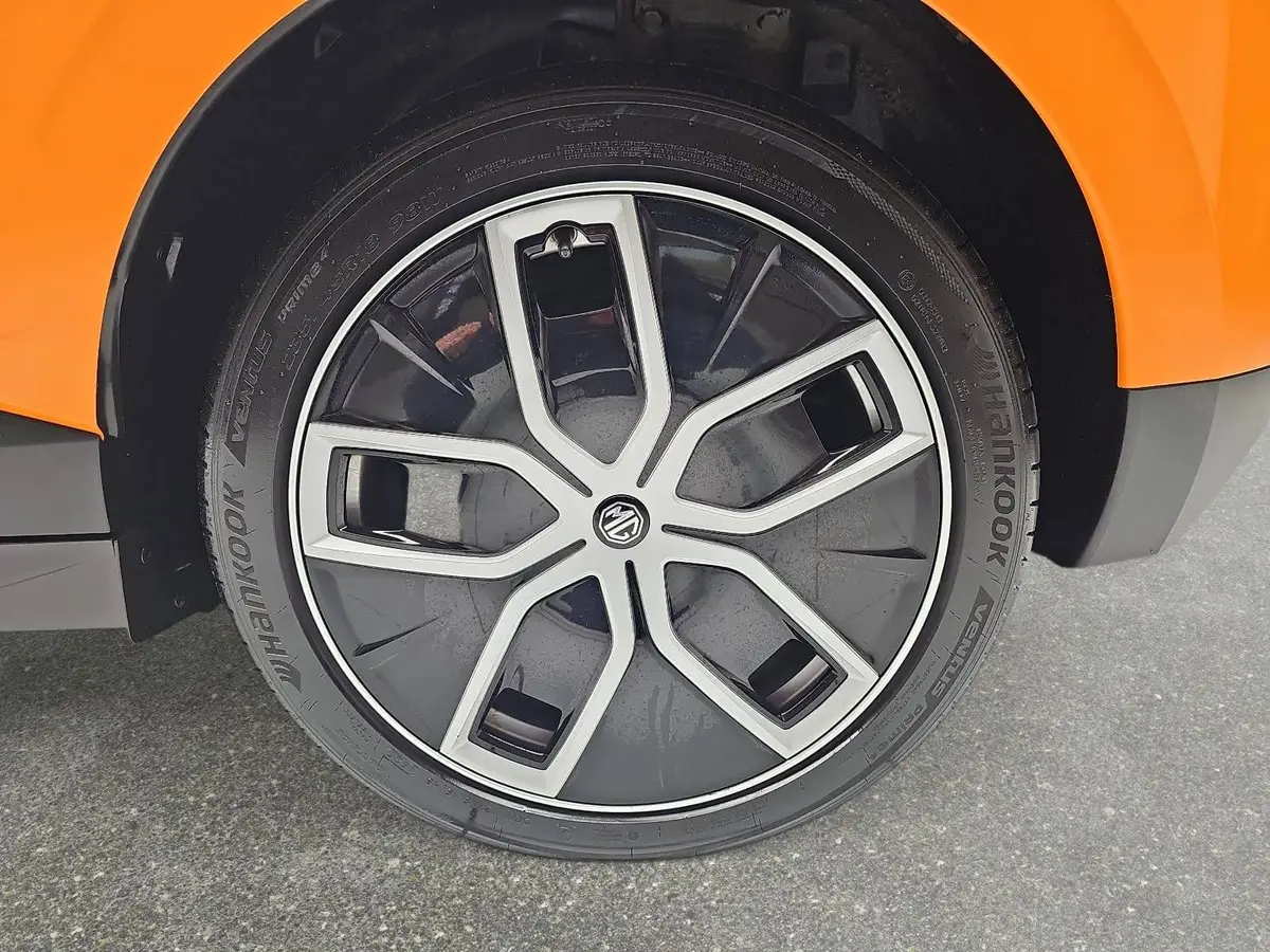 MG MG4 AUTO. 64KWH LUXURY LED KLIMAUTO WINTER