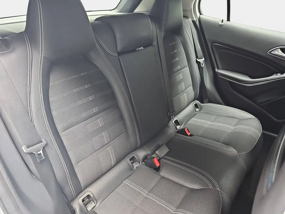 MERCEDES-BENZ GLA 180 DCT URBAN WINTER GRA AHK
