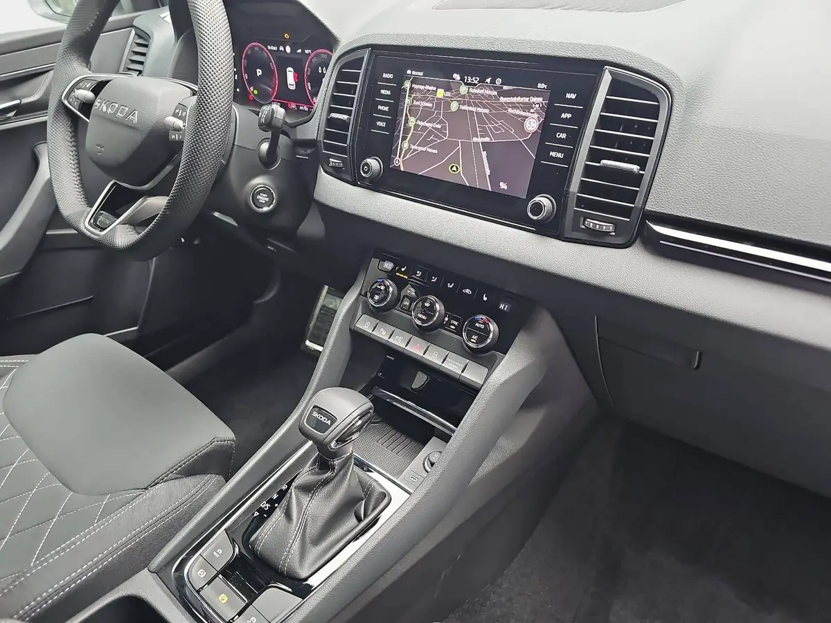 SKODA KAROQ 1.5 TSI DSG SPORTLINE NAVI LED-MATRIX PANO WINTER 