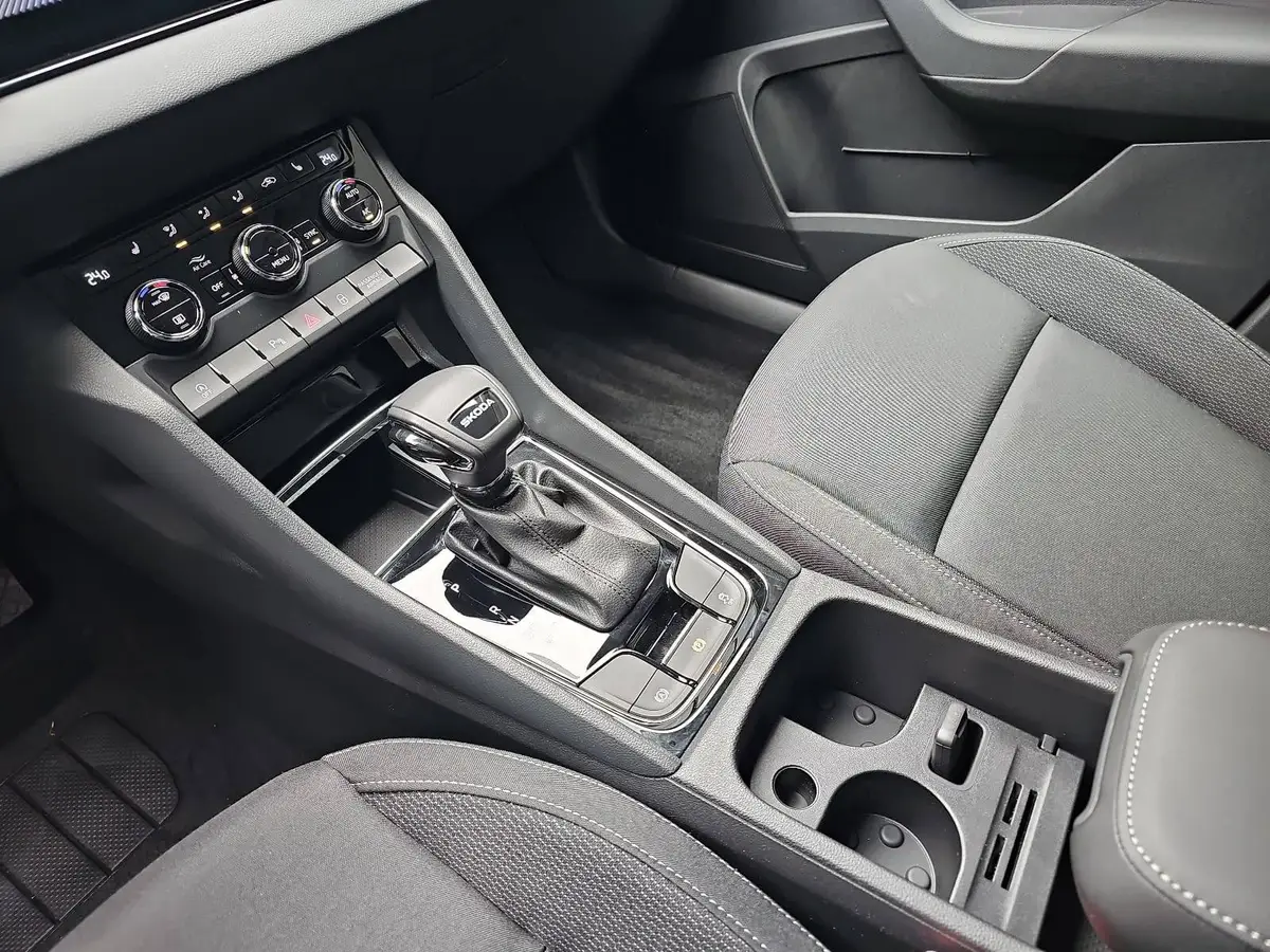 SKODA KAROQ 1.5 TSI DSG 130 JAHRE LED KAMERA AHK