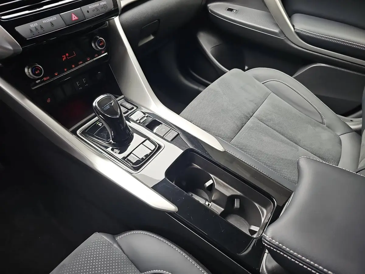 MITSUBISHI ECLIPSE CROSS 2.4 MIVEC PHEV CVT SELECT NAVI LED STANDH. 360° LM