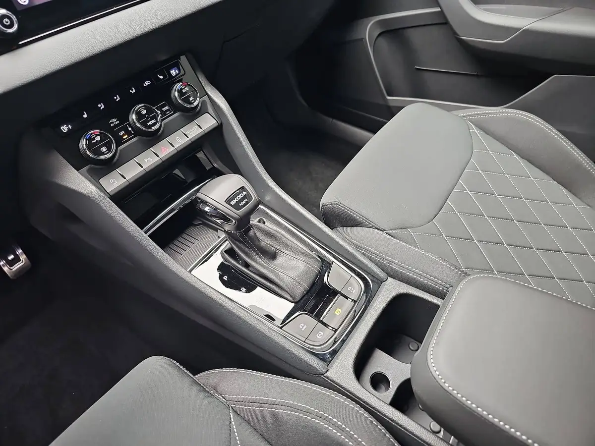 SKODA KAROQ 2.0 TSI DSG SPORTLINE 4X4 AHK PANO