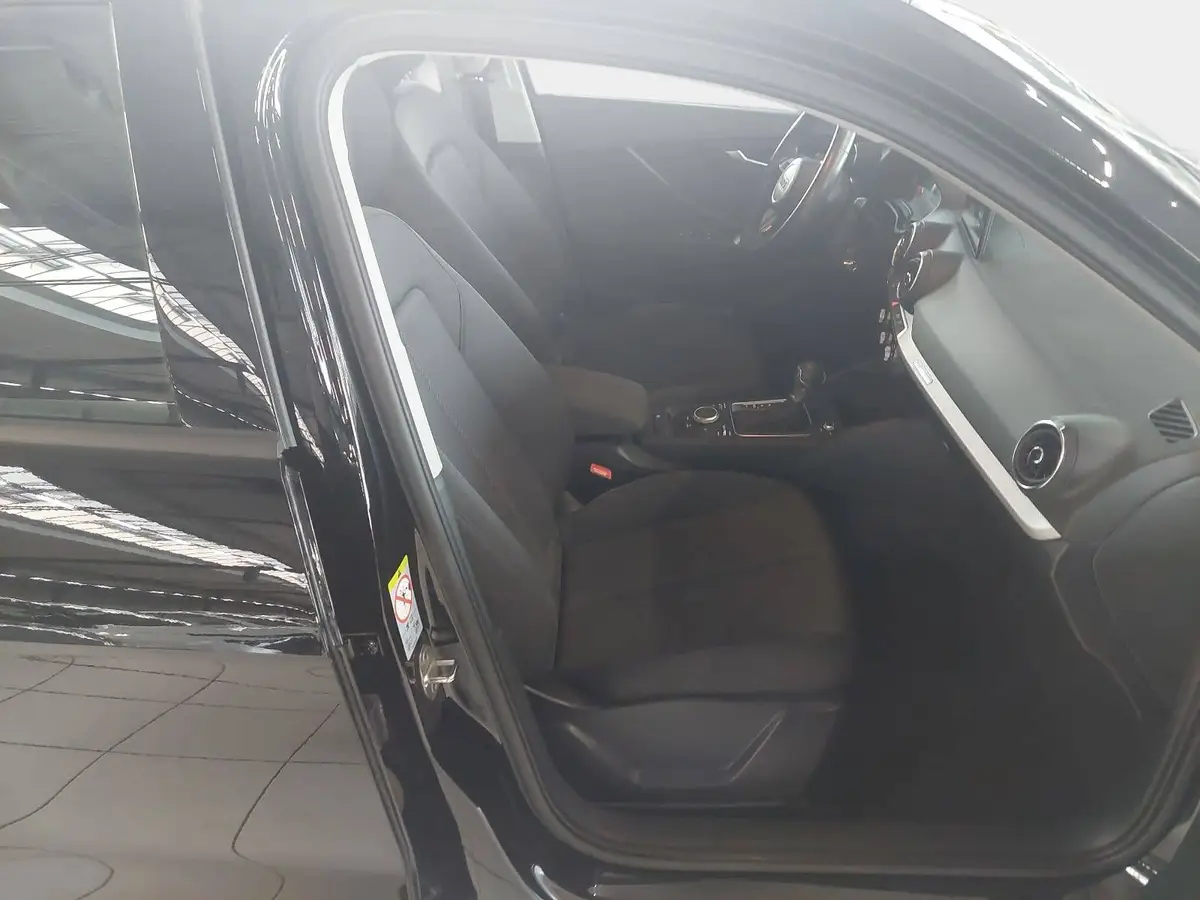 AUDI Q2 1.5 TFSI 35 GANZJAHRESREIFEN AHK
